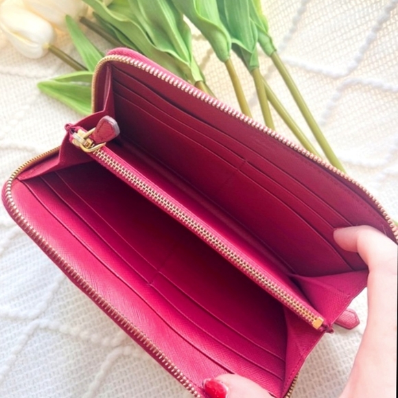 Authentic Prada Pink Saffiano Zip Wallet with Handpainted Kisses & Hugs - Picture 4 of 5